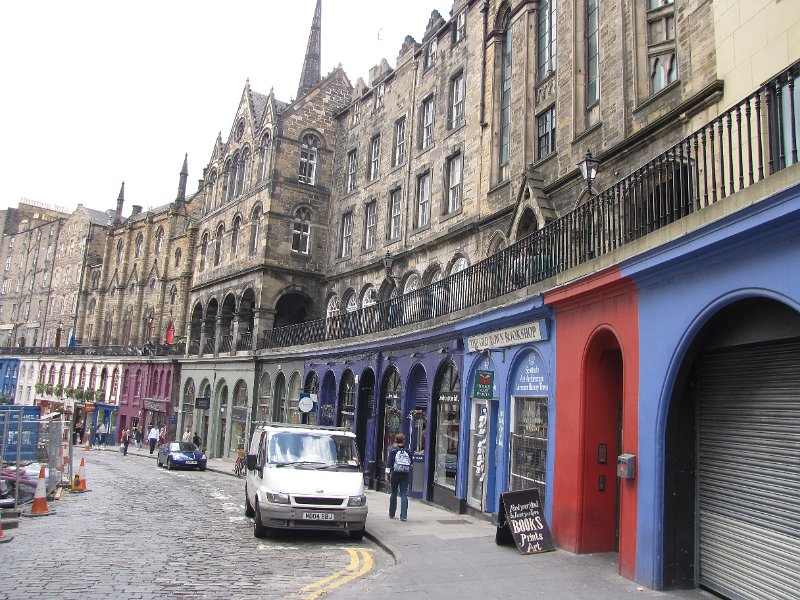 edinburgh_victoria st.jpg - Aan de voet van Castle hill, Victoria street. Een straat met een aardige sortering van kleine speciale winkeltjes.
